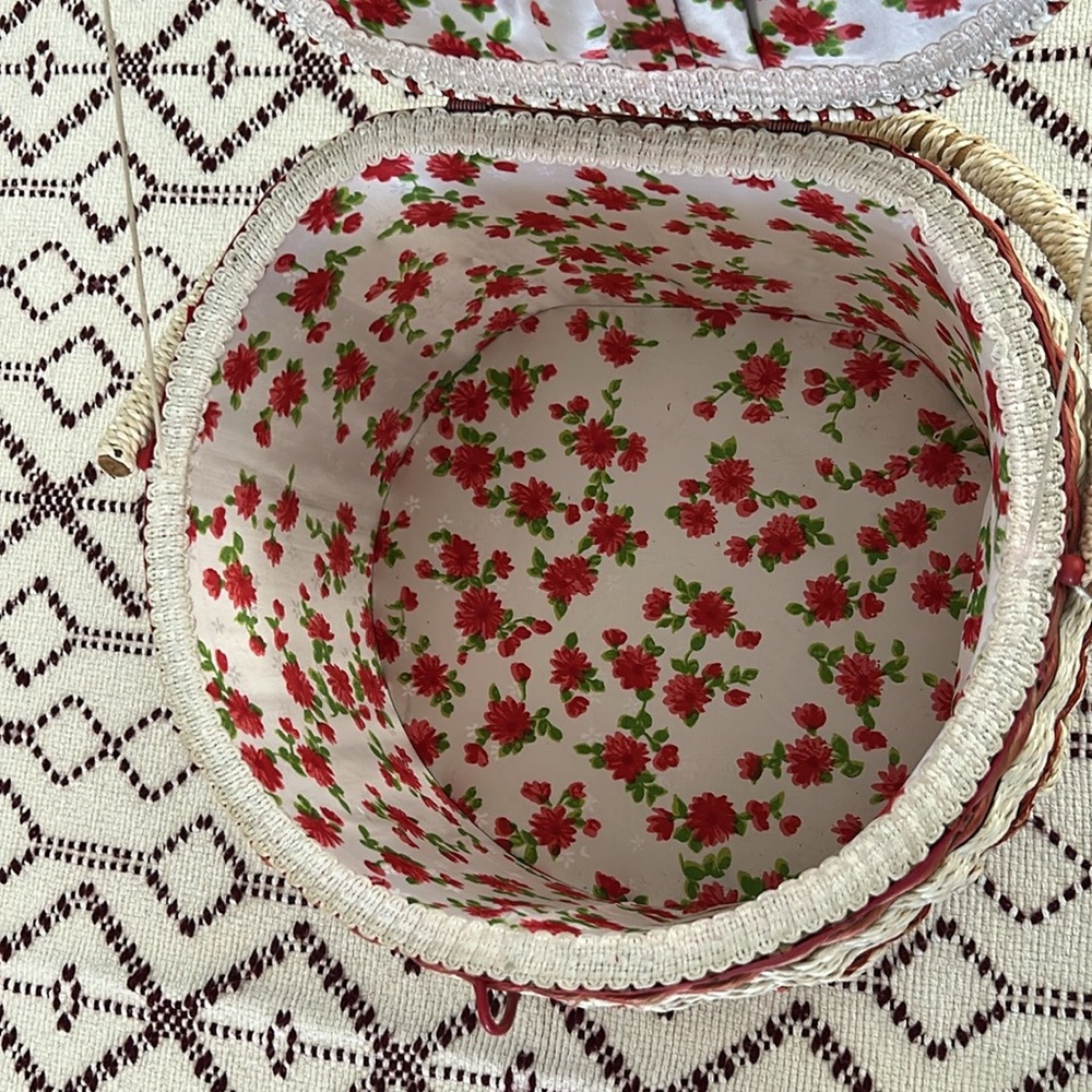 Vintage JCPenney Sewing Basket Constructed from Woven Wicker. - Picture 6 of 12